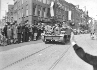605521 Afbeelding van de intocht van de geallieerden in de Voorstraat te Utrecht, tijdens de bevrijding.